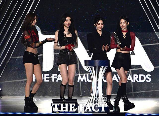 <더팩트>가 주최하고 팬앤스타와 필링바이브(FEELINGVIVE)가 주관하는 '2024 더팩트 뮤직 어워즈(2024 THE FACT MUSIC AWARDS, TMA)'가 8일 오후 일본 오사카 '교세라 돔 오사카'에서 열린 가운데 '올해의 아티스트'를 수상한 그룹 있지가 소감을 말하고 있다. /교세라 돔 오사카=남윤호 기자