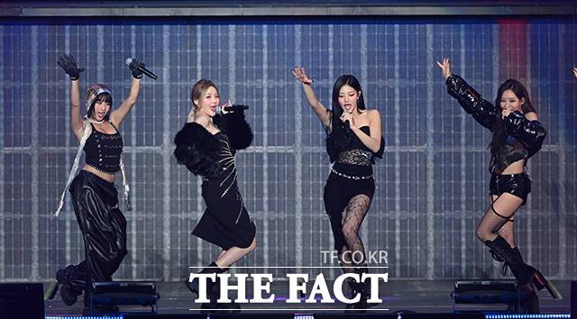 <더팩트>가 주최하고 팬앤스타와 필링바이브(FEELINGVIVE)가 주관하는 '2024 더팩트 뮤직 어워즈(2024 THE FACT MUSIC AWARDS, TMA)'가 8일 오후 일본 오사카 '교세라 돔 오사카'에서 열린 가운데 그룹 키스오브라이프(KISS OF LIFE)가 무대를 펼치고 있다. /교세라 돔 오사카=이새롬·남윤호·박헌우 기자