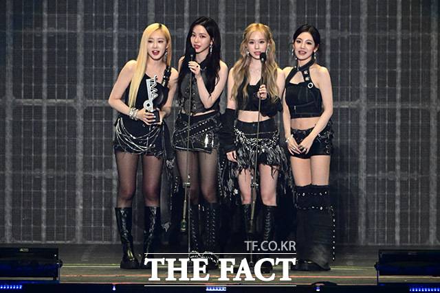 <더팩트>가 주최하고 팬앤스타와 필링바이브(FEELINGVIVE)가 주관하는 '2024 더팩트 뮤직 어워즈(2024 THE FACT MUSIC AWARDS, TMA)'가 8일 오후 일본 오사카 '교세라 돔 오사카'에서 열린 가운데 '리스너스 초이스'를 수상한 그룹 에스파가 소감을 말하고 있다. /교세라 돔 오사카=남윤호 기자