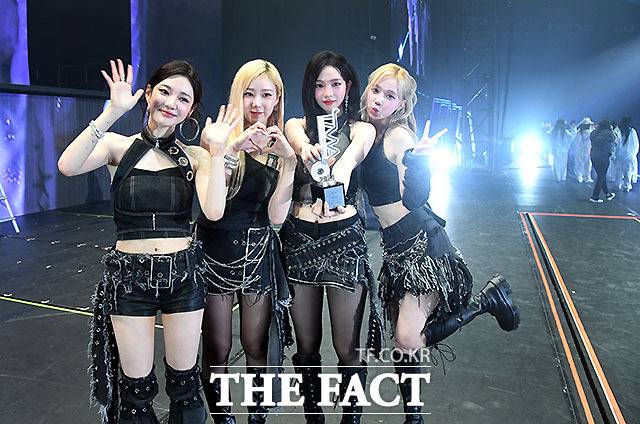 <더팩트>가 주최하고 팬앤스타와 필링바이브(FEELINGVIVE)가 주관하는 '2024 더팩트 뮤직 어워즈(2024 THE FACT MUSIC AWARDS, TMA)'가 8일 오후 일본 오사카 '교세라 돔 오사카'에서 열린 가운데 대상을 수상한 그룹 에스파 닝닝 지젤, 카리나, 윈터(왼쪽부터)가 가 트로피를 들고 포즈를 취하고 있다. /교세라 돔 오사카=이효균 기자