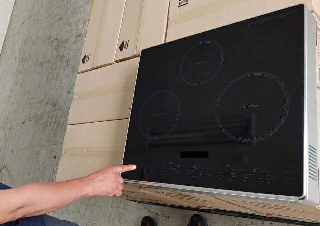 하우스쿡 관계자가 인덕션과 하이라이트 발열 방식을 설명 중이다. (사진=하우스쿡)