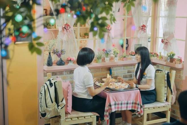 tvN 월화드라마 ‘선재 업고 튀어’에서 극중 여고생 임솔(배우 김혜윤)이 캔모아를 배경으로 연애 상담 중이다.[사진출처=tvN]