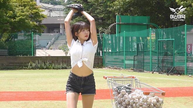 진짜 역대급으로 간지나게 던지네요ㄷㄷ.mp4_20240908_122048.509.jpg 한화이글스 박소영 치어리더