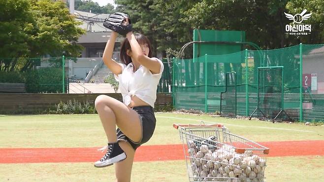 진짜 역대급으로 간지나게 던지네요ㄷㄷ.mp4_20240908_122057.258.jpg 한화이글스 박소영 치어리더