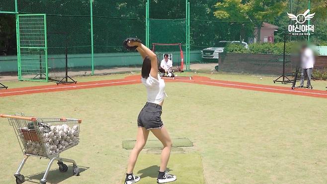 진짜 역대급으로 간지나게 던지네요ㄷㄷ.mp4_20240908_122108.020.jpg 한화이글스 박소영 치어리더