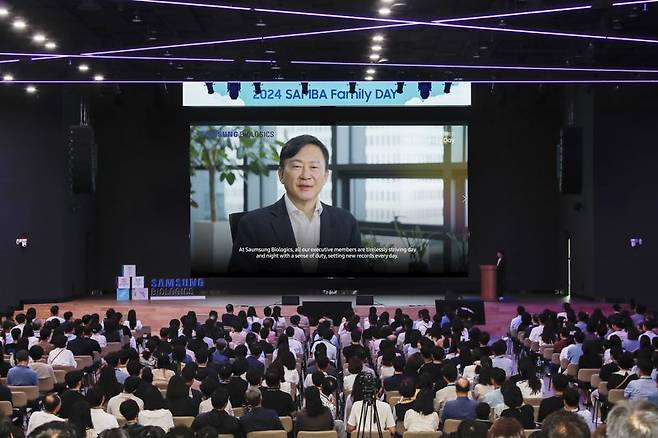 존림 삼성바이오로직스 대표가 지난 7일 인천 송도 본사를 찾은 임직원과 가족들에게 영상으로 환영의 인사를 전하고 있다. 삼성바이오로직스 제공