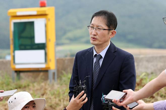 박준영 변호사가 지난 6월3일 오후 전남 진도군 의신면 명금저수지(현 송정저수지)에서 자신이 맡은 재심 사건인 ‘진도 저수지 살인 사건’에 대한 기자들의 질문에 답을 하고 있다. 연합뉴스