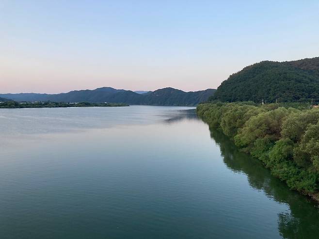 경남 산청군과 진주시의 경계인 대관교에서 바라본 남강 본류 ‘경호강 80리’ 끝자락. 필자 제공