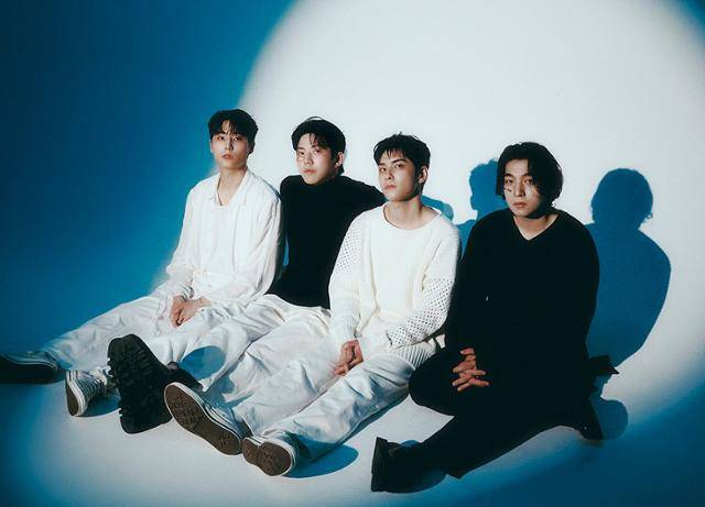 밴드 데이식스(DAY6)가 새 미니 앨범 '밴드 에이드' 발매와 동시에 음원 차트에서 돌풍을 일으키며 '정주행' 인기에 청신호를 켰다. JYP엔터테인먼트 제공