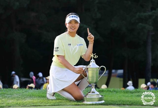 우승 후 포즈를 취하고 있는 유현조. KLPGA 제공