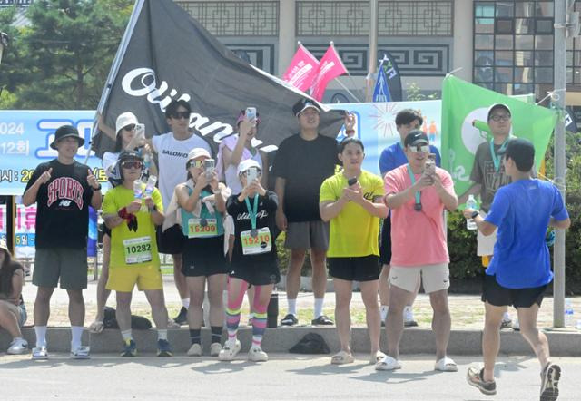 강원 철원군에서 제21회 철원DMZ국제평화마라톤대회가 열린 가운데 마라토너들이 골인지점 앞에서 동료들을 격려하고 있다. 철원=최주연 기자