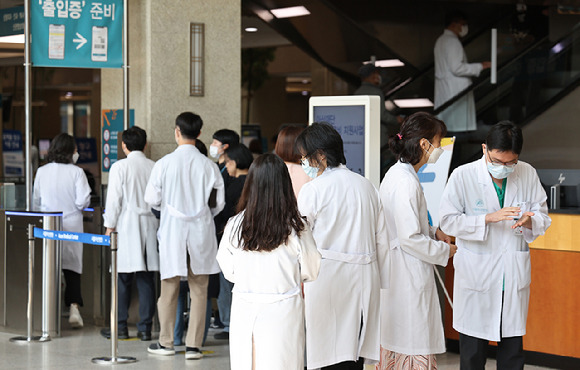 서울의 한 대학병원에서 의료진과 환자들이 이동하고 있다. [사진=뉴시스]