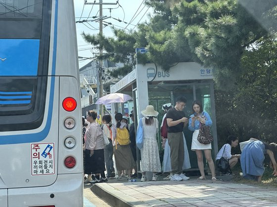 지난 2일 제주시 애월읍 한담해변을 찾은 중국인 관광객들이 버스에서 내리고 있다. 최충일 기자