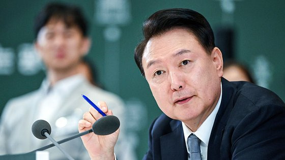 윤석열 대통령이 지난 5일 광주과학기술원에서 '첨단기술과 문화로 미래를 디자인하는 광주'를 주제로 열린 국민과 함께하는 민생토론회에서 발언하고 있다. 뉴스1