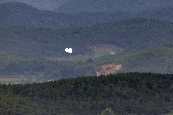 5일 오전 경기도 파주시 오두산 통일전망대에서 바라본 북한 황해북도 개풍군에서 쓰레기 풍선이 떠오르고 있다. 연합뉴스