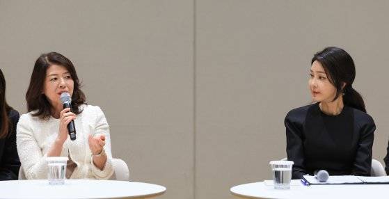 김건희 여사와 기시다 유코 여사가 6일 서울 시내의 한 K-pop 엔터테인먼트사를 방문해 연습생, 아티스트 및 총괄 매니저와 간담회를 하고 있다. 대통령실.