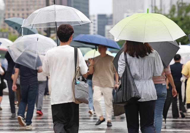 ▲ 비가 내리는 서울 광화문광장에서 시민들이 우산을 쓴 채 걸어가고 있다. 기사와 관련 없는 사진. [연합뉴스 자료사진]