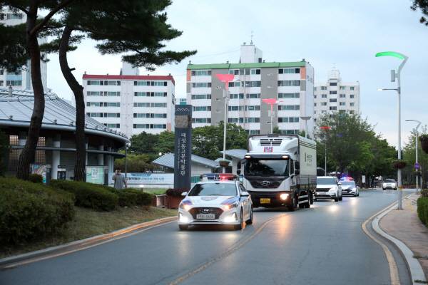 지난 6일 오후 히타이트 유물을 실은 무진동 특수차량이 경찰차의 호위를 받으며 김해시 대성동고분박물관 앞을 지나고 있다.