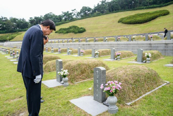 박형준 부산시장이 지난 6일 광주 국립 5.18 민주묘역을 찾아 참배하고 있다. 부산시 제공