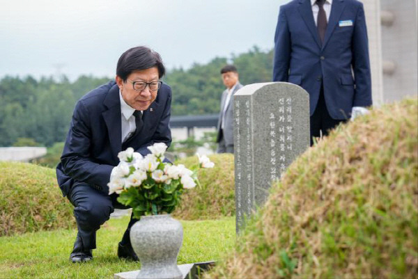 박형준 부산시장이 지난 6일 광주 국립 5.18 민주묘지를 찾아 참배하고 있다. 부산시 제공