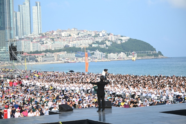 2024 해운대성령대집회 참석자들이 8일 부산 해운대구 해운대백사장에서 찬송가를 부르고 있다. 이날 집회에는 주최 측 추산 10만여명이 참석했다. 부산=신석현 포토그래퍼