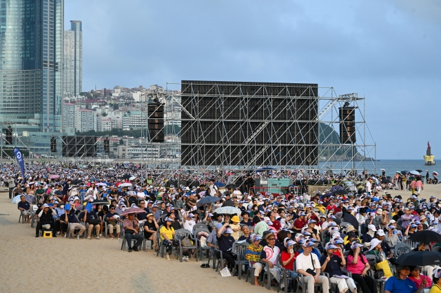 2024 해운대성령대집회 참석자들이 8일 부산 해운대구 해운대백사장에 줄지어 앉아 예배하고 있다. 부산=신석현 포토그래퍼