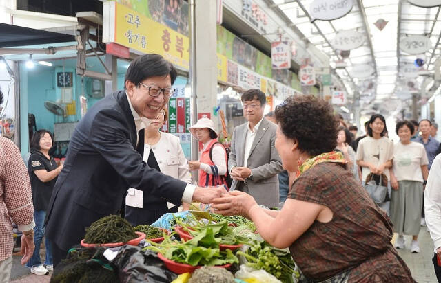 전국 시도지사협의회장인 박형준 부산시장이 3일 부산 수영팔도시장을 찾아 민생 현장을 점검하고 있다. 연합뉴스