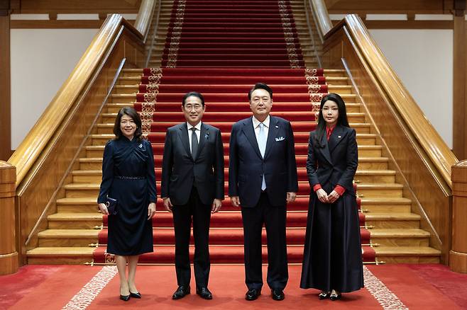 윤석열 대통령과 김건희 여사, 기시다 후미오 일본 총리와 유코 여사가 6일 청와대 본관에서 열린 만찬에서 기념 촬영을 하고 있다.  / 사진 = 대통령실 제공