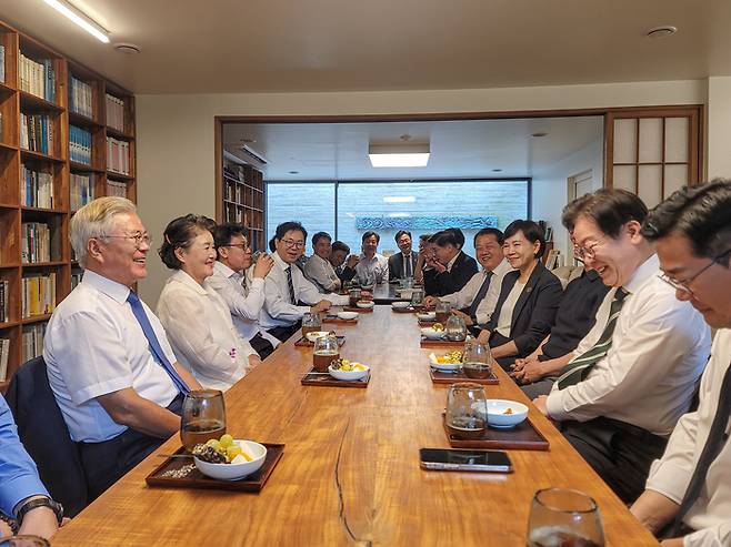 이재명 더불어민주당 대표는 8일 문재인 전 대통령을 예방했다. [사진 제공 = 더불어민주당]