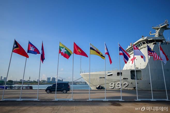 (바탐 AFP=뉴스1) 장성희 기자 = 20일(현지시간) 인도네시아 리아우 제도 바탐 섬에 인도네시아 병원선과 아세안 소속 국가들의 국기가 있다. 아세안 6개국(인도네시아, 싱가포르, 말레이시아, 태국, 베트남, 라오스)의 연대 훈련인 나투나2023은 남중국해 일부에 대한 중국의 영유권 주장에 대응하기 위해 실시되었다. 2023.09.20/  ⓒ AFP=뉴스1  Copyright (C) 뉴스1. All rights reserved. 무단 전재 및 재배포,  AI학습 이용 금지. /사진=(바탐 AFP=뉴스1) 장성희 기자