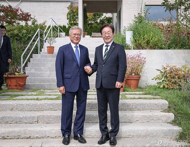 [서울=뉴시스] 권창회 기자 = 이재명 더불어민주당 대표와 문재인 전 대통령이 8일 경남 양산시 하북면 평산마을 문 전 대통령 사저에서 기념촬영을 하고 있다. (사진=더불어민주당 제공) 2024.09.08. photo@newsis.com *재판매 및 DB 금지 /사진=