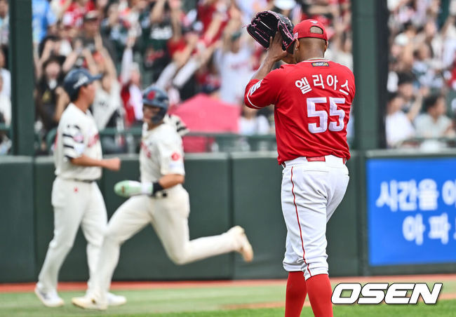 [OSEN=부산, 이석우 기자] 8일 부산 사직야구장에서 2024 신한 SOL 뱅크 KBO 리그 롯데 자이언츠와 SSG 랜더스의 경기가 열렸다. SSG 랜더스 엘리아스가 5회초 2사 1,2루 롯데 자이언츠 손호영의 타구를 몸을 날려 잡은 에레디아를 향해 감사 인사를 하고 있다. 2024.09.08 / foto0307@osen.co.kr