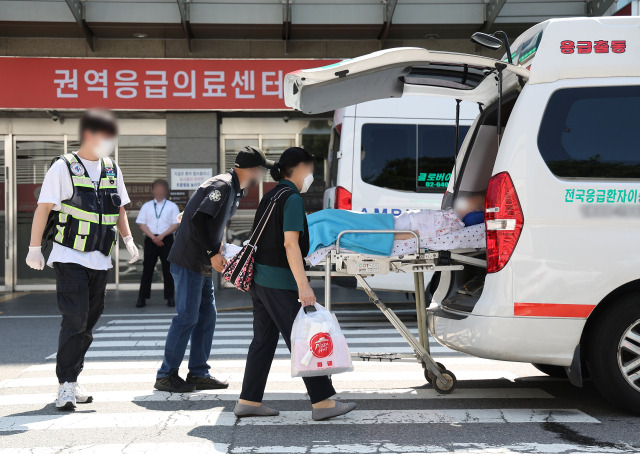 ▲전국 곳곳에서 응급실 운영이 파행하는 가운데 정부가 4일 군의관 등 보강 인력을 긴급 배치했다. 이날 서울 양천구 이화여자대학교 목동병원 응급의료센터 인근에서 한 환자가 이송되고 있다. ⓒ연합뉴스