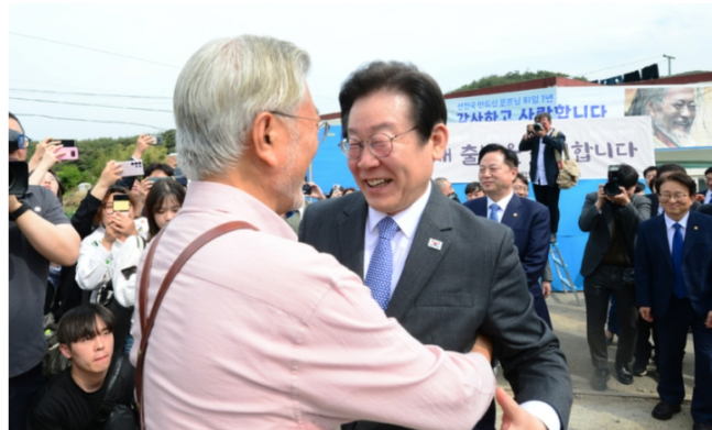 이재명 더불어민주당 대표가 지난해 5월10일 오후 경남 양산시 하북면 '평산 책방'을 찾아 문재인 전 대통령과 인사를 나누고 있다. 뉴시스