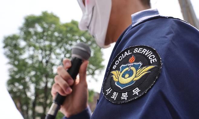 지난 4월 30일 사회복무요원 박지훈(가명)씨가 서울 영등포구 서울지방병무청 앞에서 '사회복무요원 괴롭힘' 1호 신고를 하기에 앞서 피해 사실을 증언하고 있다. 연합뉴스