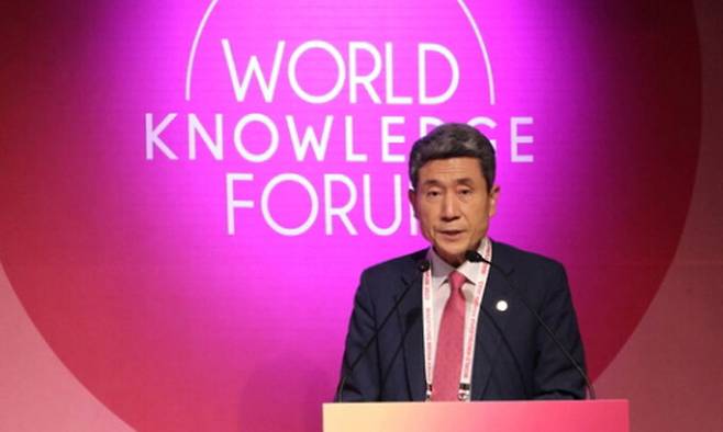 이강덕 포항시장이 2023 세계지식포럼에서 스마트제조 생태계의 미래 방향에 대해 밝히고 있다.