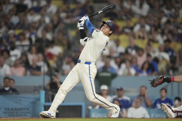 Guardians Dodgers Baseball - Los Angeles Dodgers designated hitter Shohei Ohtani (17) flies out to left field during the sixth inning of a baseball game against the Cleveland Guardians in Los Angeles, Saturday, Sept. 7, 2024. (AP Photo/Ashley Landis)    <Copyright (c) Yonhap News Agency prohibits its content from being redistributed or reprinted without consent, and forbids the content from being learned and used by artificial intelligence systems.>