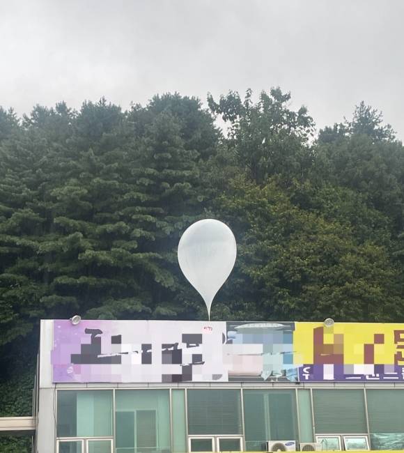 강원 원주서 발견된 오물 풍선 - 강원 원주서 발견된 오물 풍선     (원주=연합뉴스) 6일 오전 강원 원주시 문막읍 동화리 한 건물 옥상에 북한이 살포한 것으로 추정되는 오물 풍선이 놓여 있다. 2024.9.6 [강원특별자치도소방본부 제공. 재판매 및 DB 금지]     taetae@yna.co.kr (끝)   <저작권자(c) 연합뉴스, 무단 전재-재배포, AI 학습 및 활용 금지>