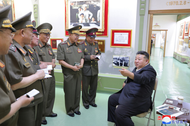 김정은 국무위원장이 6일 포병무력을 육성하는 오진우명칭 포병종합군관학교를 시찰했다고 조선중앙통신이 8일 보도했다.연합뉴스