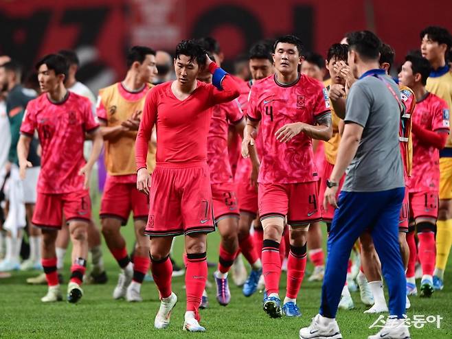 축구대표팀 수비수 김민재(4번)가 5일 서울월드컵경기장에서 열린 팔레스타인과 2026북중미월드컵 아시아 최종예선 B조 1차전을 0-0으로 마친 뒤 주장 손흥민과 함께 아쉬워하고 있다.  상암｜주현희 기자 teth1147@donga.com