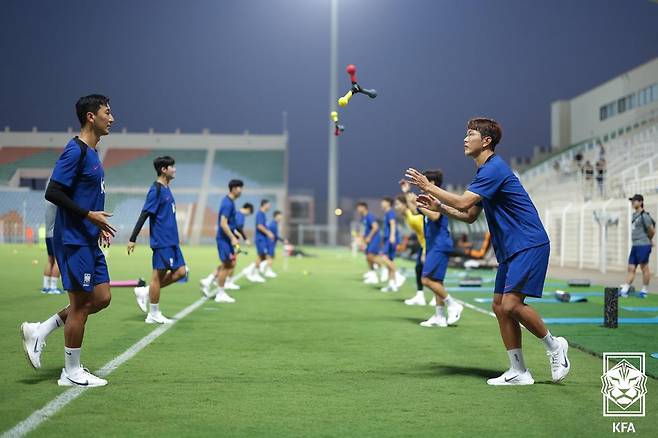 정우영(왼쪽)과 김영권이 2026 국제축구연맹(FIFA) 북줌미월드컵 아시아 지역 3차 예선 B조 2차전 오만과 경기 전 적응훈련에서 호흡을 맞추고 있다.  /사진=대한축구협회(KFA) 제공