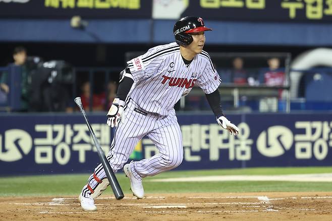 LG 외야수 김현수는 8일 잠실구장에서 열린 '2024 신한 SOL Bank KBO 리그' 한화와 팀 간 15차전 맞대결에서 2번타자 좌익수로 선발 출전했다. 2회말 땅볼 타점으로 팀 승리에 힘을 보탰다. LG 트윈스