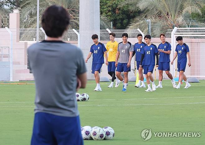 홍명보 감독 '필승 전략을 찾아라' (시브[오만]=연합뉴스) 서대연 기자 = 북중미 월드컵 3차 예선 오만전을 앞둔 축구 국가대표팀 홍명보 감독이 7일 오후(현지시간) 알 시브 스타디움에서 열린 훈련을 지켜보고 있다. 2024.9.8 dwise@yna.co.kr