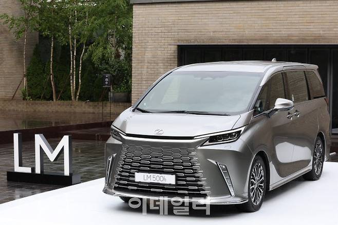 지난 7월 24일 오전 서울 강남구 앤헤이븐에 렉서스 ‘THE ALL-NEW LM 500h’ 차량이 전시돼 있다. (사진=이데일리 이영훈 기자)