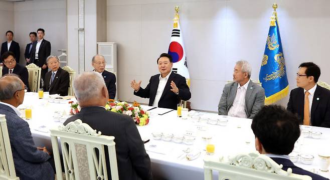 윤석열 대통령이 9일 용산 대통령실 청사에서 한국 원자력 산업 발전 원로들과 함께 오찬 간담회를 하고 있다.(사진=뉴스1)