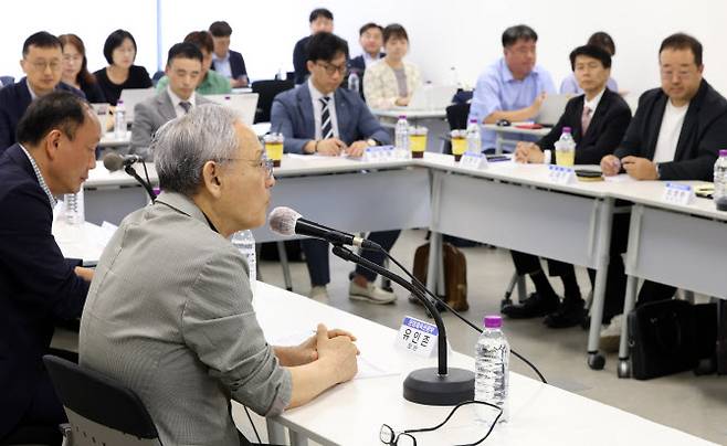 유인촌 문화체육관광부 장관이 9일 서울 종로구 국립현대미술관 서울관 교육동 회의실에서 열린 2025년 예산지원 관련 영화업계 토론회에서 인사말을 하고 있다.(사진=문화체육관광부)