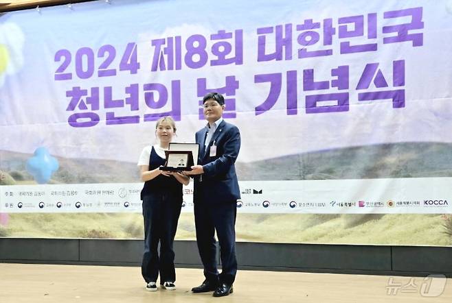 고창군이 제8회 대한민국 청년의날 기념식에서 2024년 제7회 청년친화헌정대상 호남권역 소통대상을 수상했다. 황민안(오른쪽) 고창군 신활력경제정책관이 소통대상을 받고 있다.(고창군 제공)2024.9.9/뉴스1