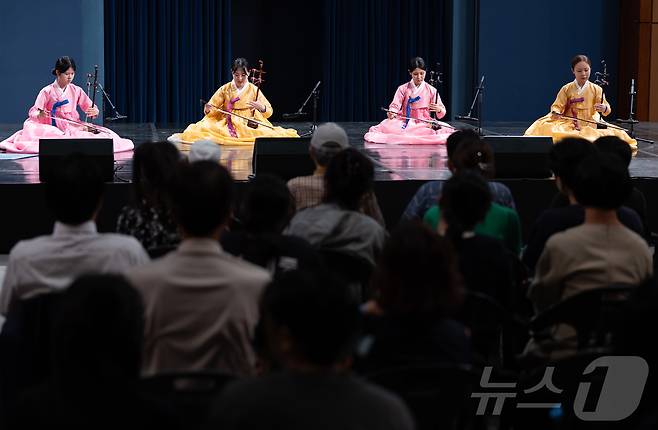 7일 오후 서울 종로구 청와대 춘추관에서 한국해금앙상블 ‘애해이요’의 공연이 펼쳐지고 있다. 2024.7.7/뉴스1 ⓒ News1 이재명 기자