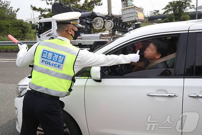 지난 6월11일 오전 제주 제주시 애월읍 구엄교차로 인근 애조로에서 경찰이 음주단속을 하고 있다.2024.6.11/뉴스1 ⓒ News1 홍수영 기자