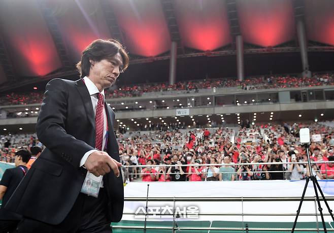 대한민국 축구대표팀이 5일 서울월드컵경기장에서 열린 2026 북중미 월드컵 아시아지역 3차 예선 팔레스타인과 경기에서 0-0 무승부를 기록하자 축구팬들이 근조 표시를 한 축구협회 엠블럼을 들어보이고 있다. 2024. 9. 5. 상암 | 박진업 기자 upandup@sportsseoul.com